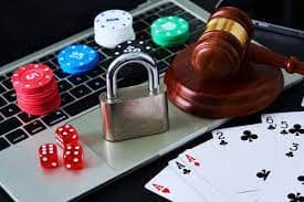 ফোনে ক্রিকেট ম্যাচ সূচি দেখার দৃশ্য